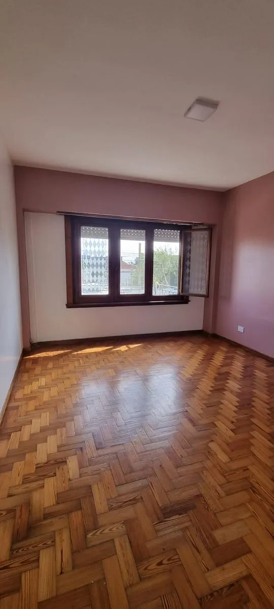 2 bathrooms, balcony, no elevator