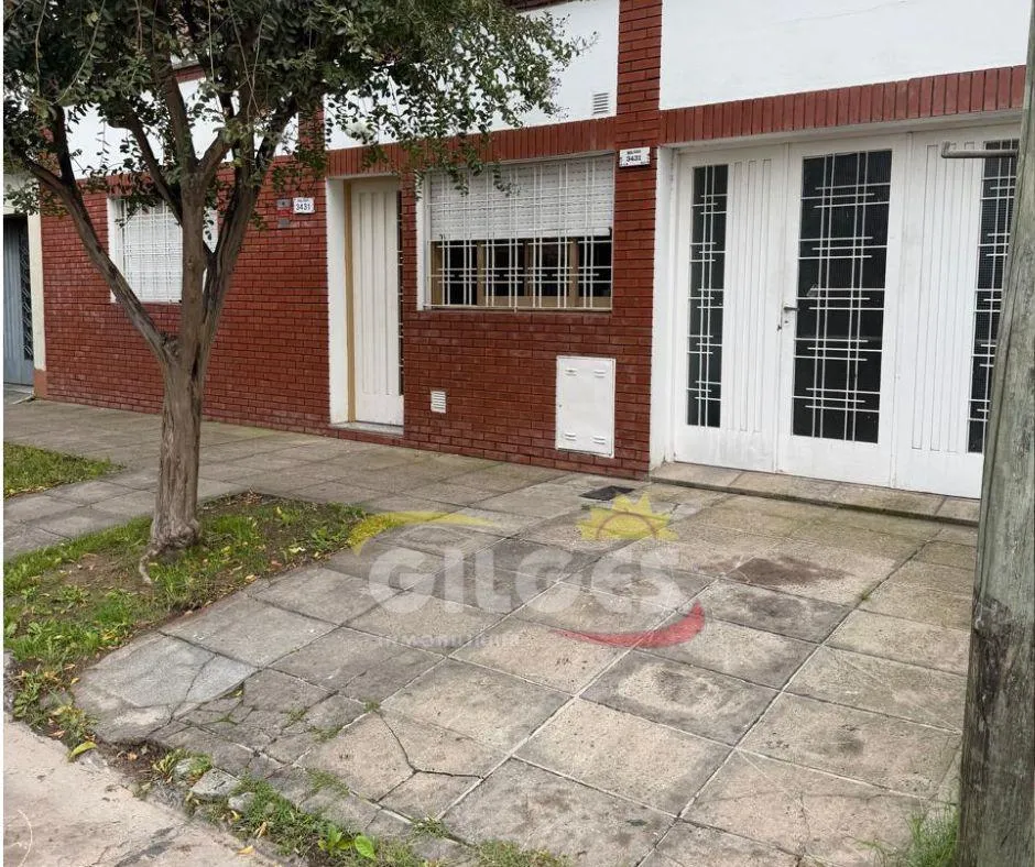 Alquiler Casa 3 Ambientes En Villa Luzuriaga  Muy Buen Estado Con Cochera Cubierta