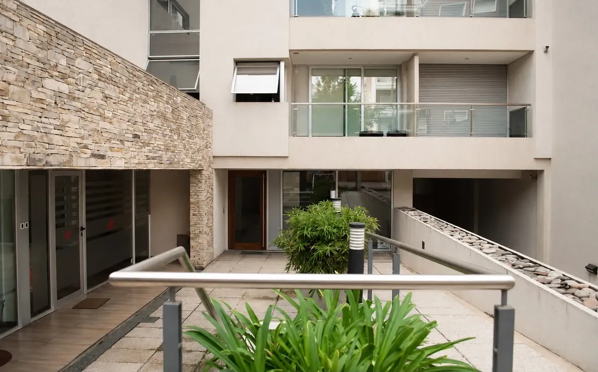 Monoambiente con balcón terraza