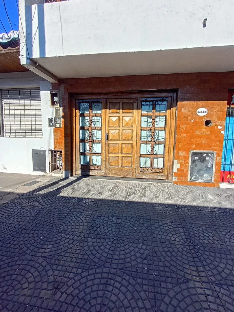 Alquiler Ph En Quilmes Oeste, 2 Ambientes, 1 Dormitorio Con Placard, 1 Baño, Living Comedor, Patio, Parrilla, Lavadero Y Cochera Cubierta Con Porton Automatico.