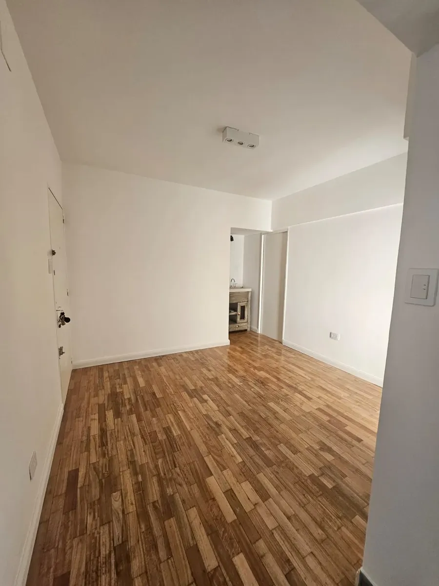Excelente Departamento 2 Ambientes, Todo Hecho A Nuevo, 2 Aire Acondicionado Frio/calor. Ubicado En Zona Centrica De Caballito, 100 Mts De Av Rivadavia 200 Metros De Av. Acoyte