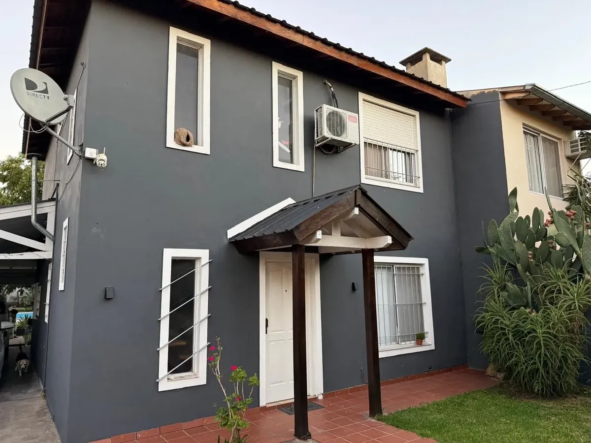 Casa com piscina e churrasqueira