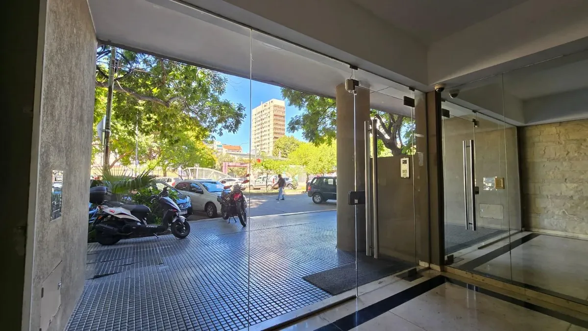 Departamento De 2 Ambientes. Frente. Balcón. Cochera. Villa Urquiza