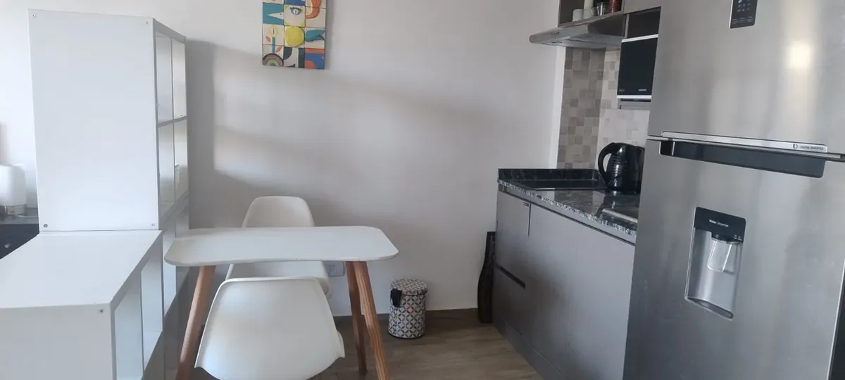 Monoambiente con balcón y AC