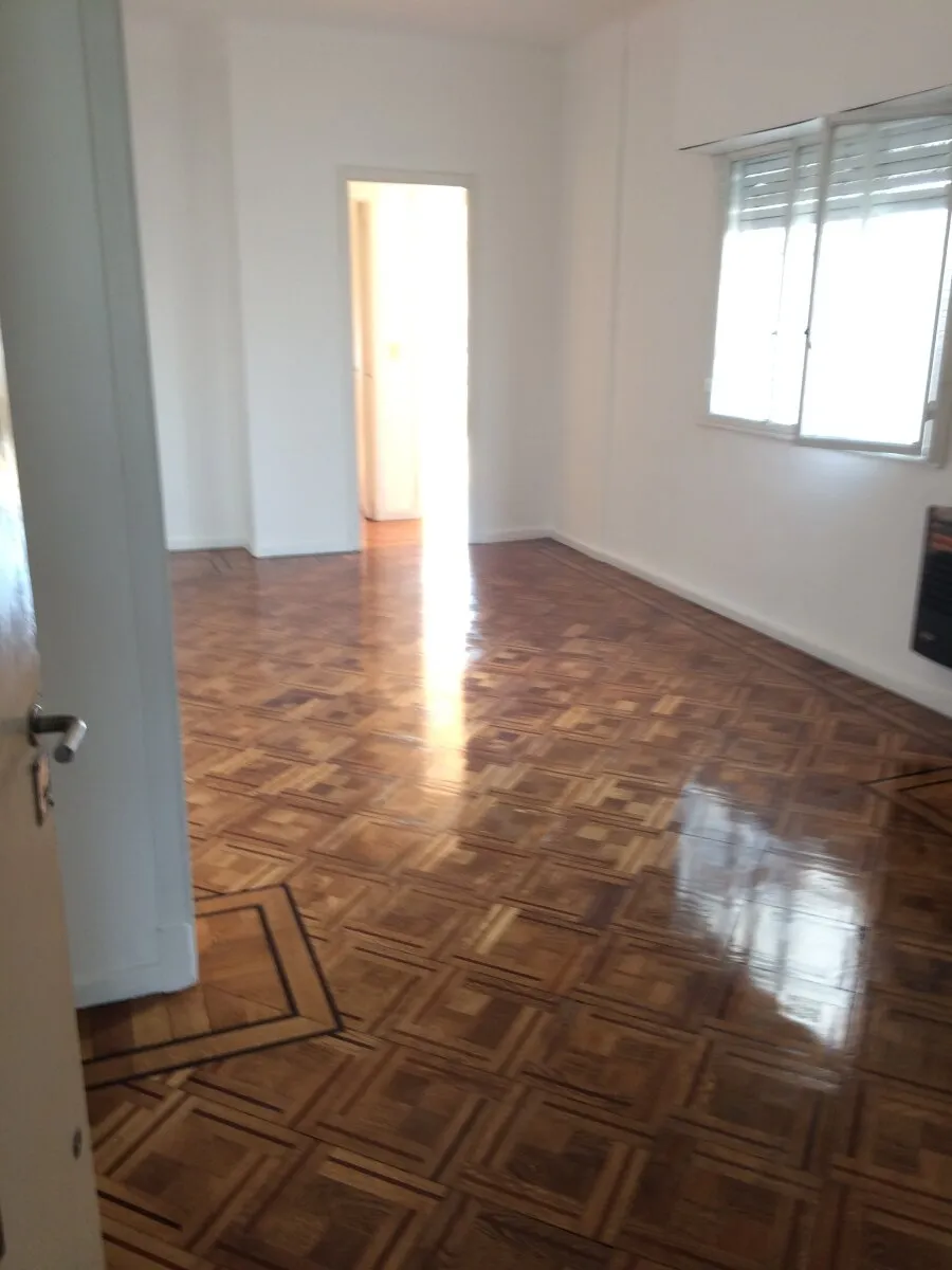 3 ambientes con balcón al frente