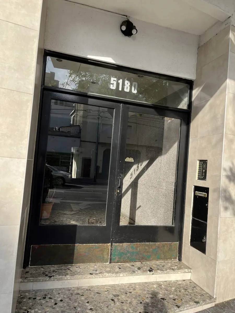 3 ambientes al frente con balcón