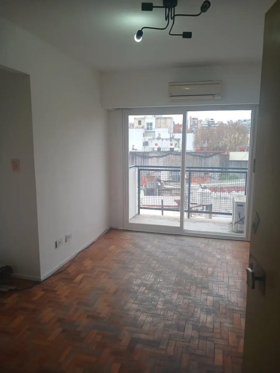2 ambientes con balcón en Almagro