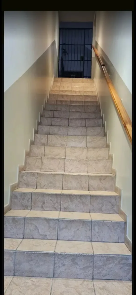 1er piso por escalera, 2 balcones
