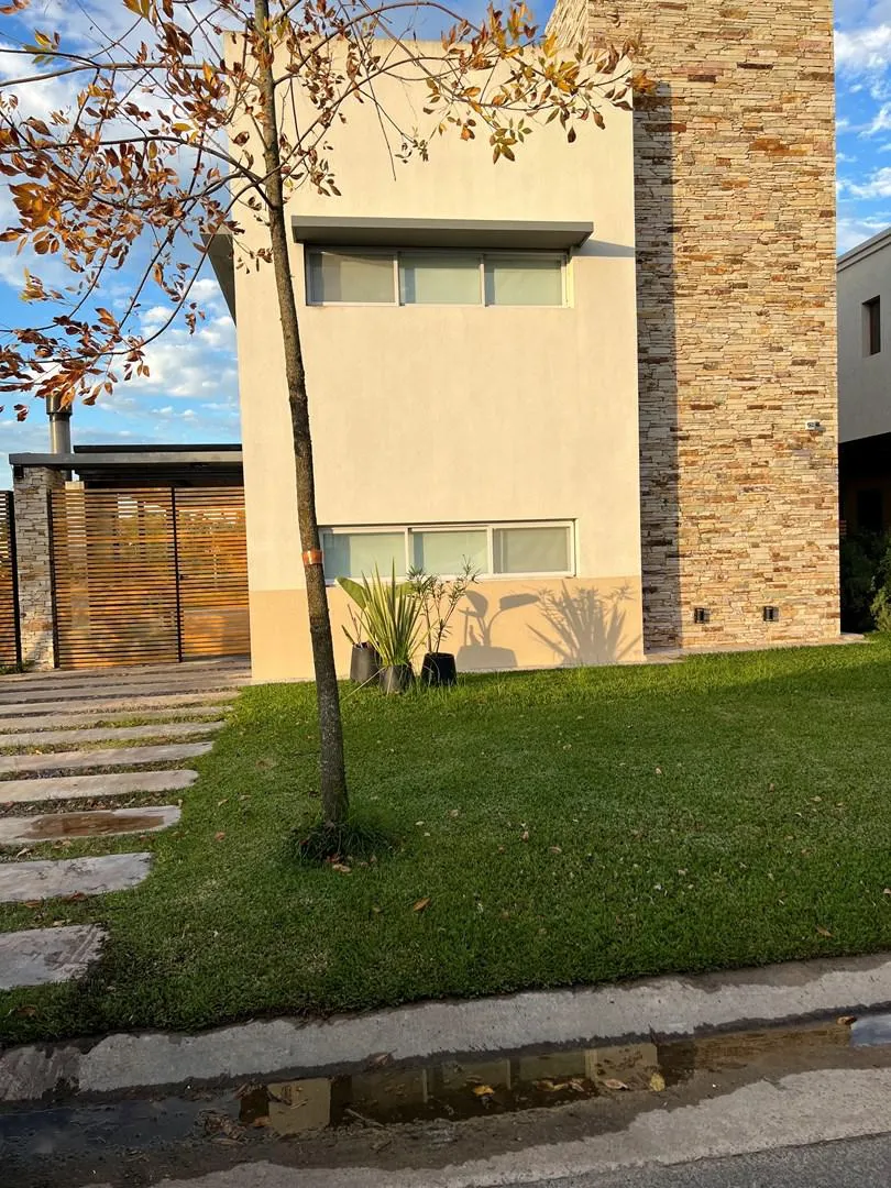 Casa 5 dormitorios, galería con parrilla