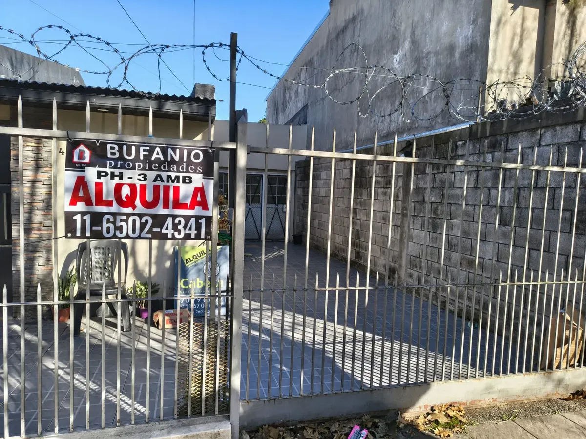 En Alquiler Casa Tipo Ph Al Fondo De 3 Dormitorios, Cocina, Baño, Patio, Verde, Ambientes Amplios, Todos Los Servicios . A Metro De Avenida La Plata Y  República Del Líbano. Varias Líneas De Colectivo