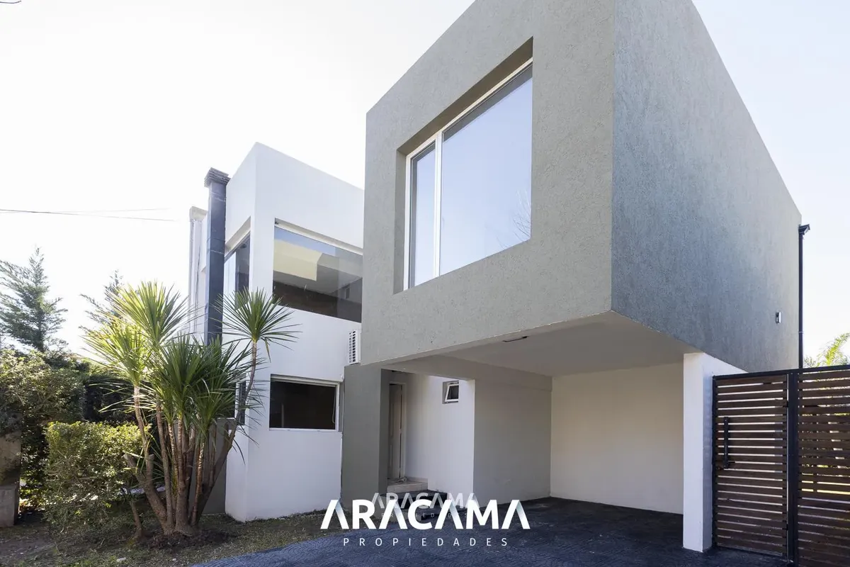 Casa 4 ambientes con pileta