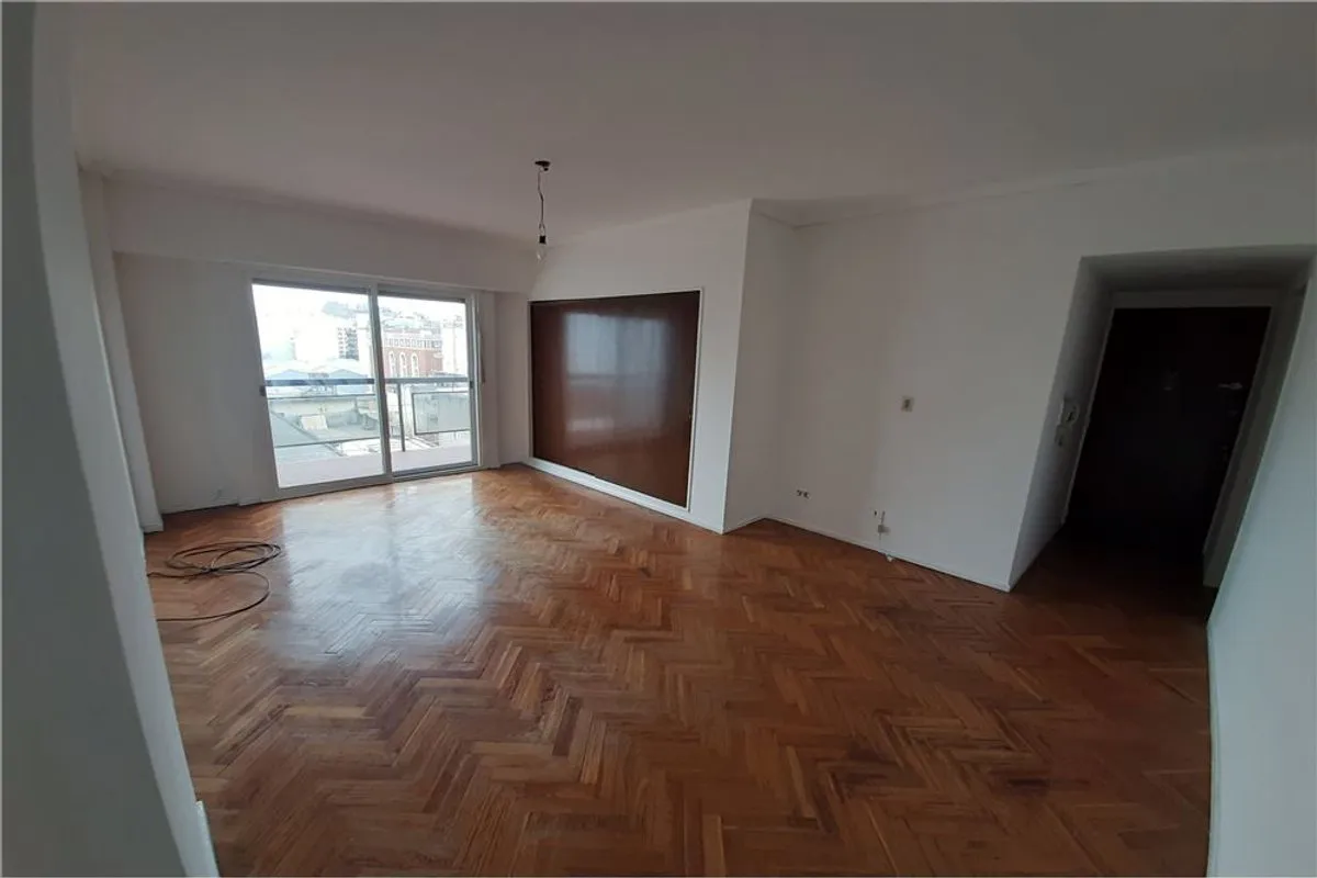 Monoambiente con balcón, piso 6