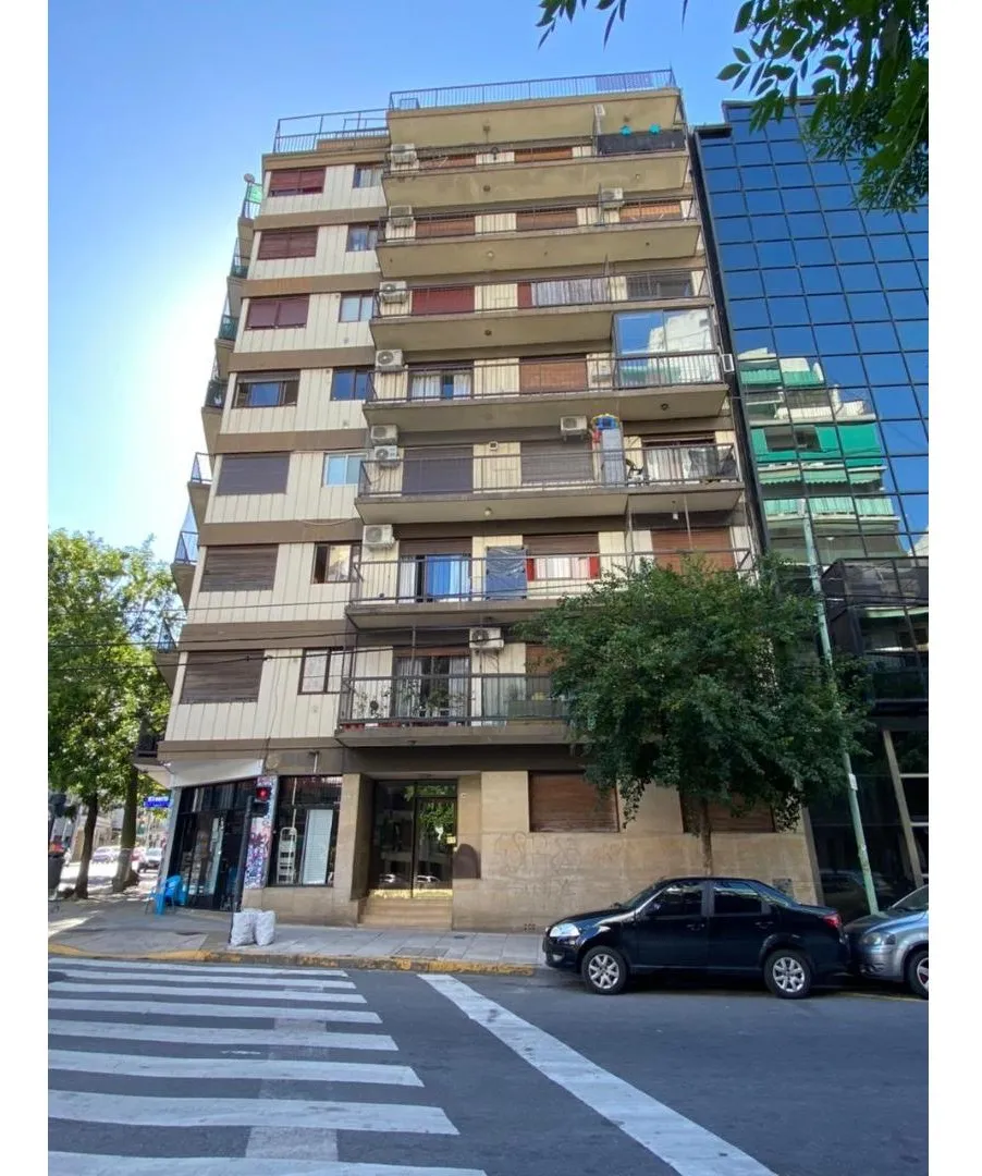 Monoambiente al frente con balcón