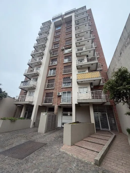 2 dormitorios, balcón y cochera