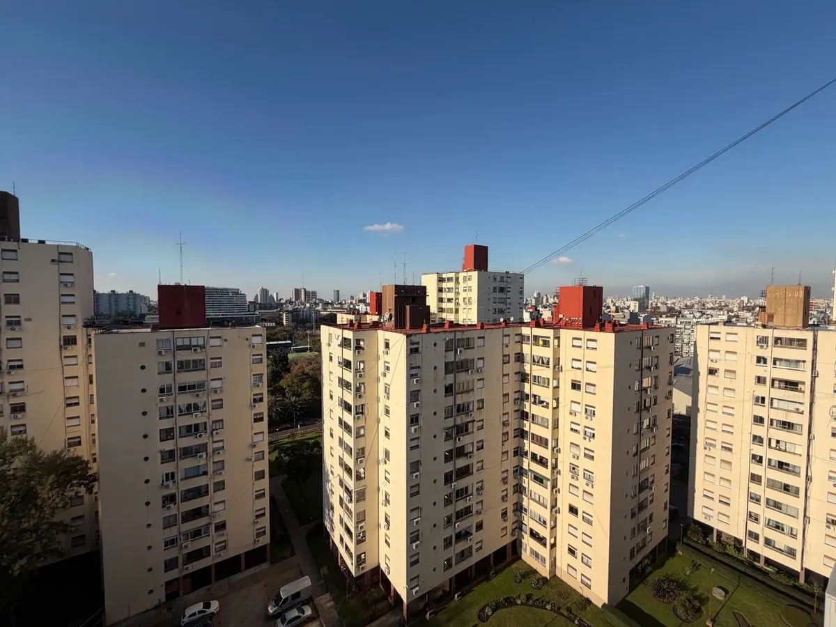 Piso 13 con balcón y cochera
