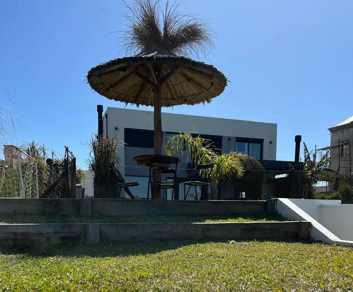 Casa 4 ambientes con pileta