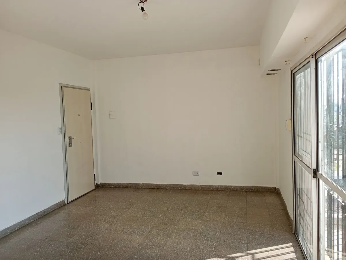 Departamento De 2 Amb. C/fte. C/balcón Res. Argentinos 500