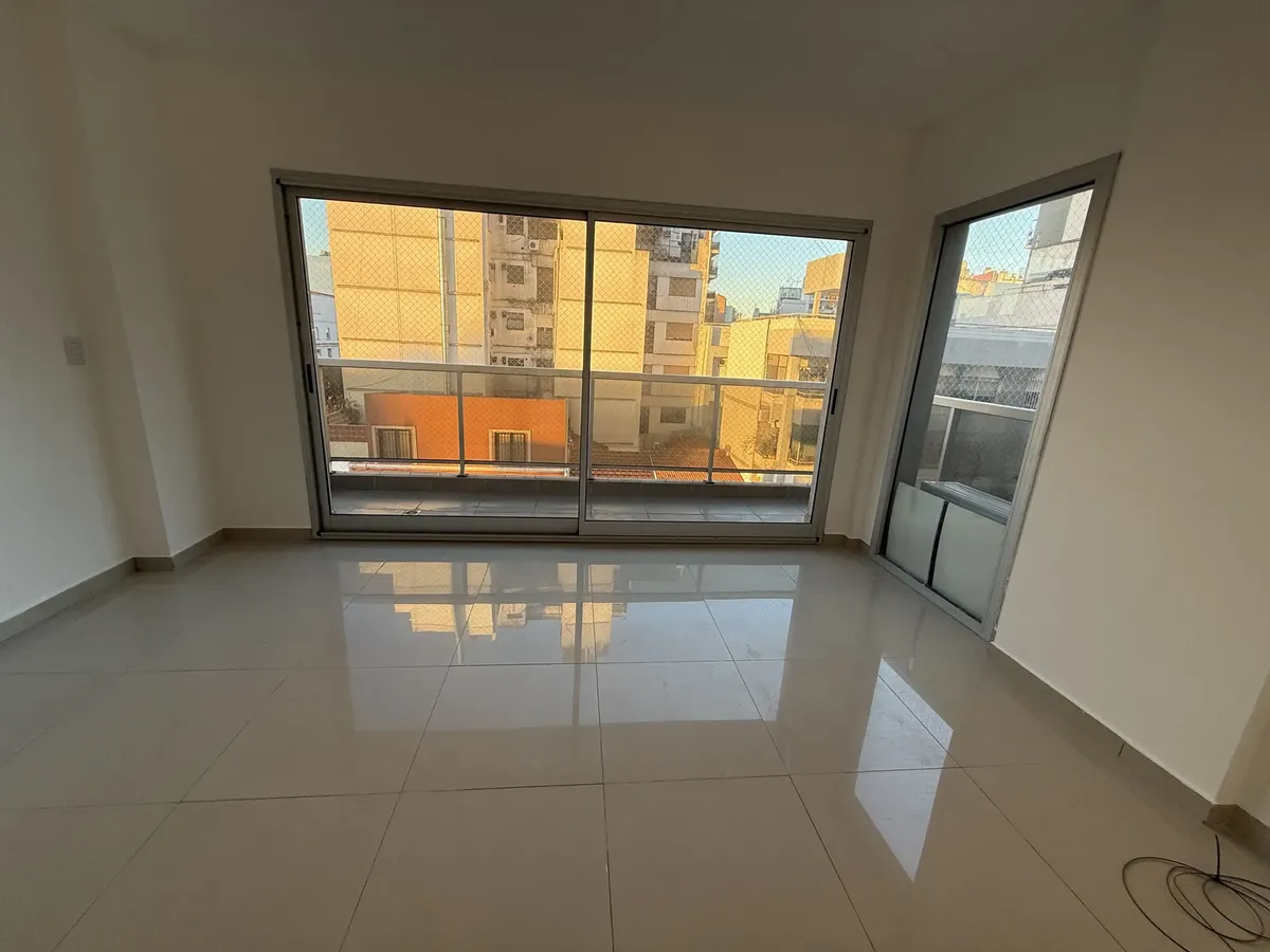 2 ambientes con balcón y cochera