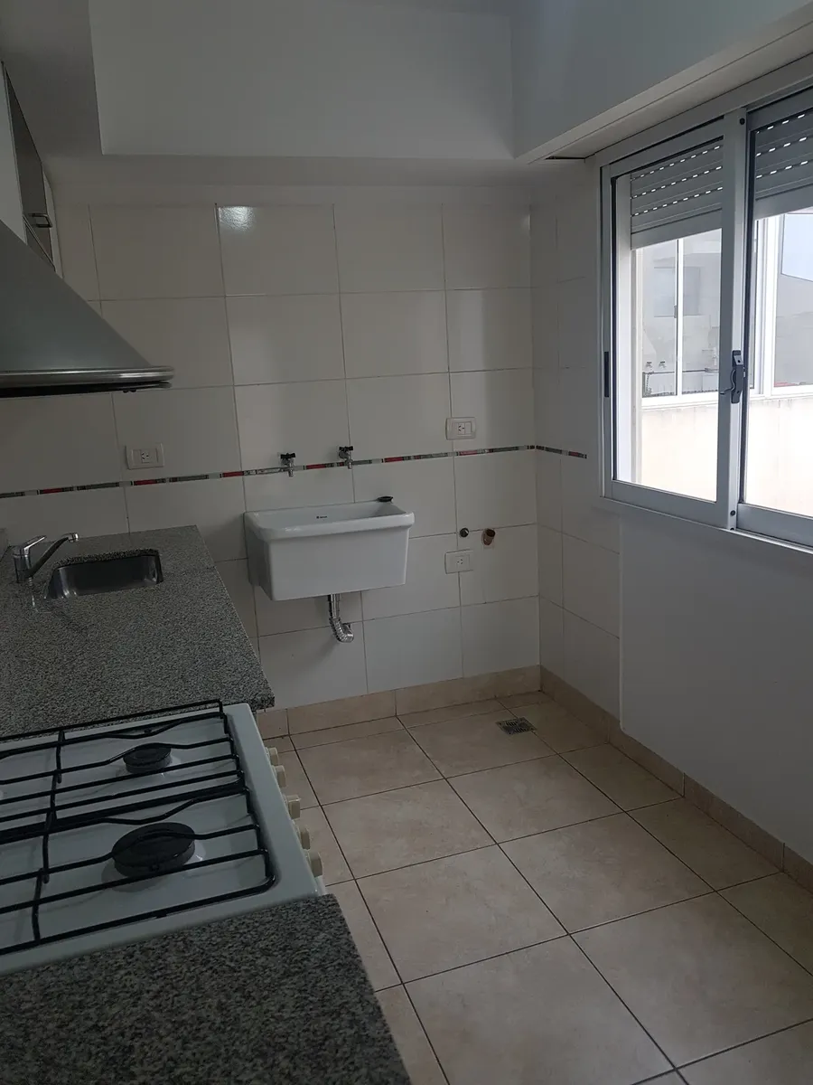 Planta baja con patio y cocina independiente