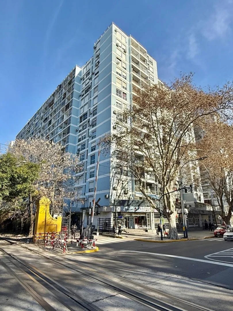 Monoambiente dividido con balcón