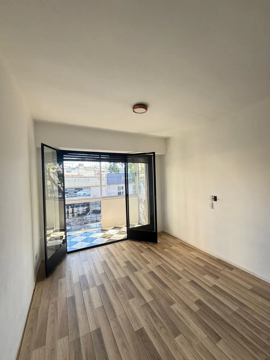 1° piso con balcón, refaccionado