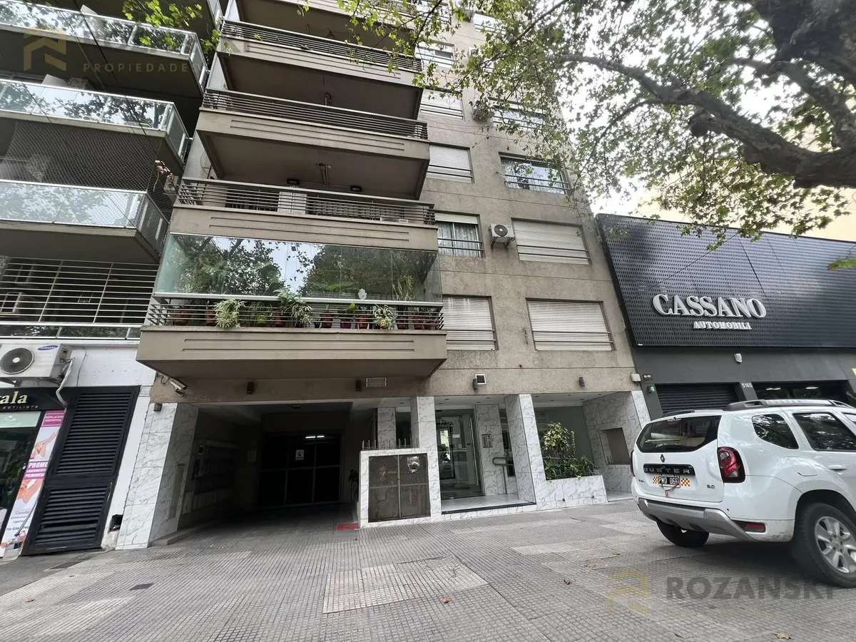 Alquiler. 2 Ambientes. Contrafrente. Piso Alto. Luz Y Vista. Excelente Estado.