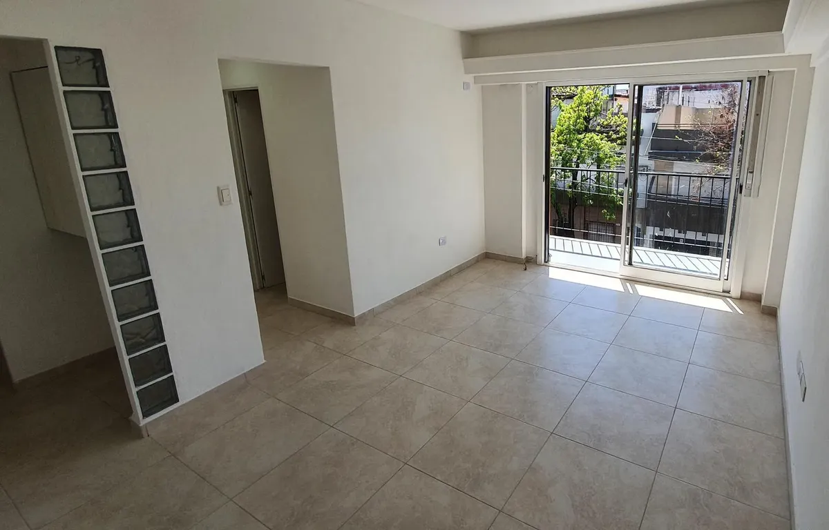 3 ambientes con balcón corrido