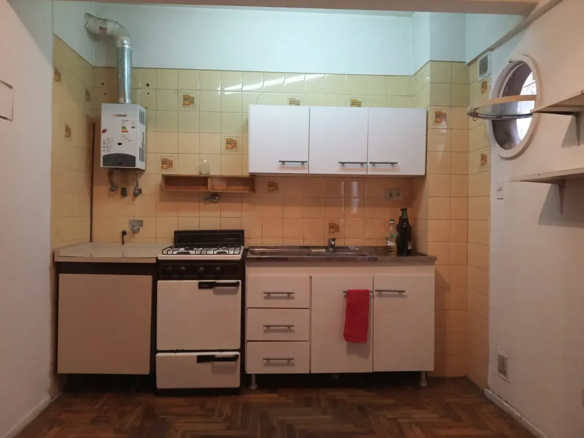Alquiler  Monoambiente En Belgrano  Amplio Monoambiente De 24 M2, Luminoso Y Funcional.  Características:  - Cocina Con Muebles Bajo Mesada. - Placard. - Baño Completo. - Cocina Y Calefón A Gas. - Ac