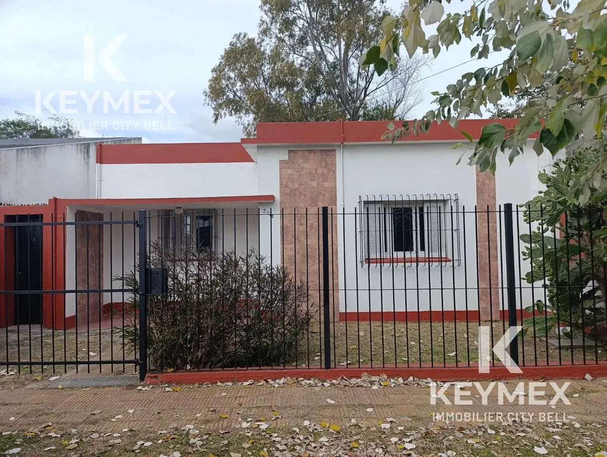 Casa com 2 dormitórios e jardim
