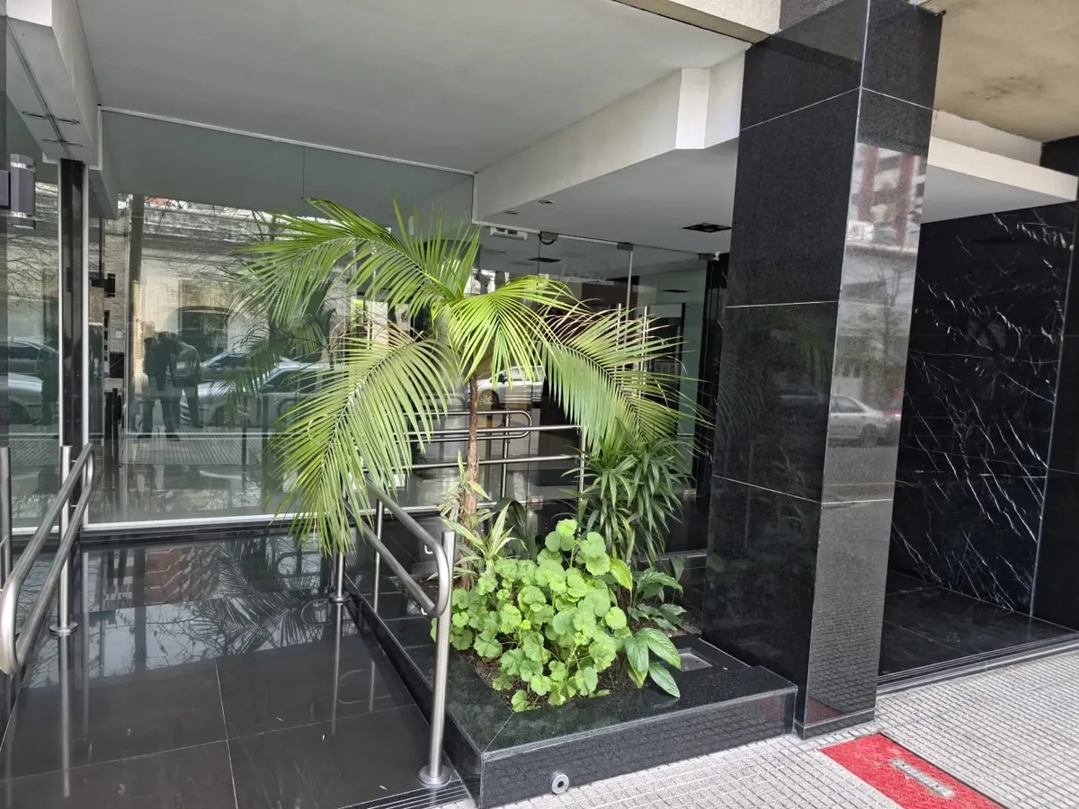 Impecable Monoambiente Amplio En Parque Chacabuco, Con Balcón Y Amenities En Edificio De Categoría