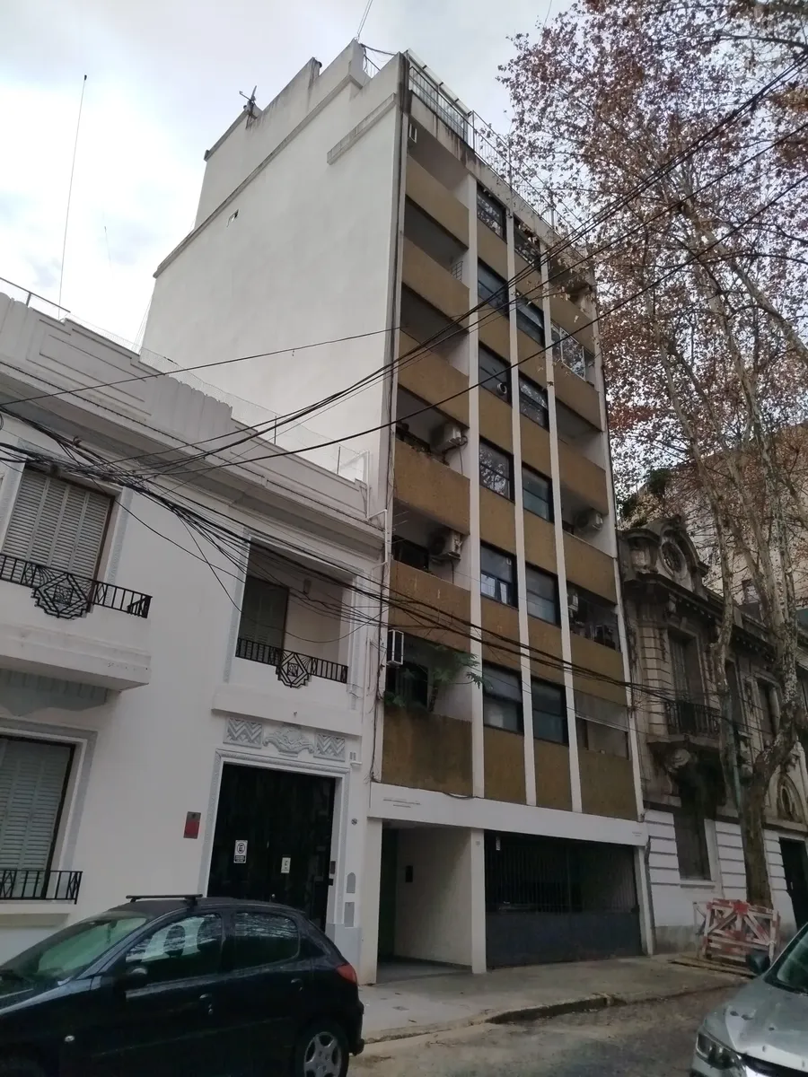 Departamento De 3 Ambientes Muy Luminoso Al Frente Con Cochera Cubierta En Una Calle Tranquila A Media Cuadra De Barrancas De Belgrano, A 2 Cuadras Del Tren Mitre, Con Aire Acondicionado Frío Calor