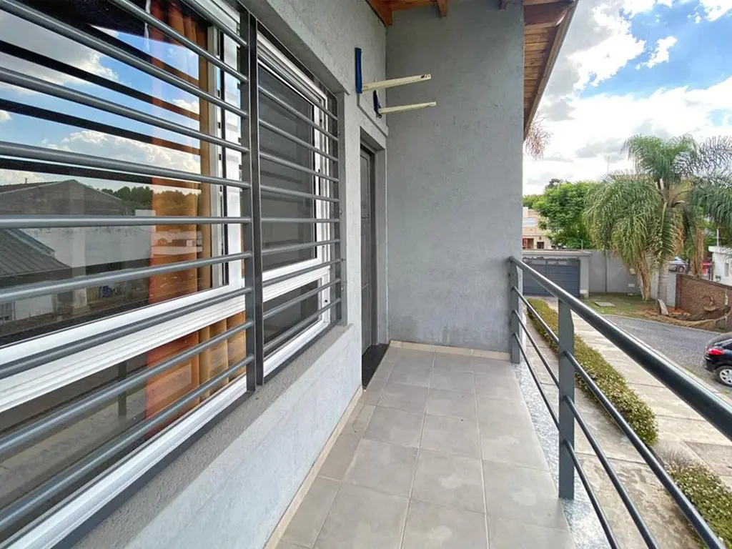 Departamento con balcón al frente