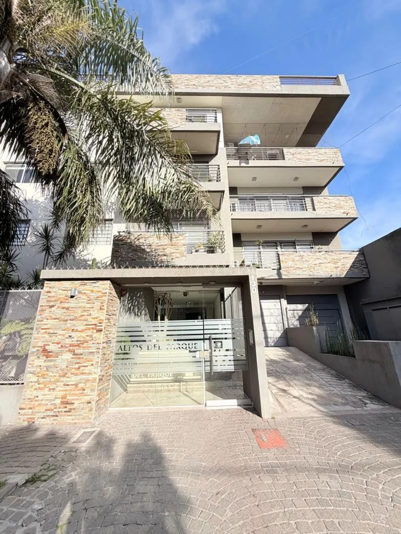3 ambientes con patio y cochera doble