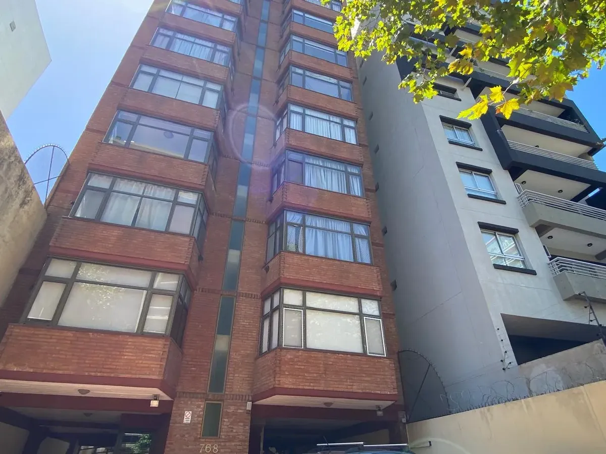 Departamento En  Alquiler De 2 Ambientes Con Cochera