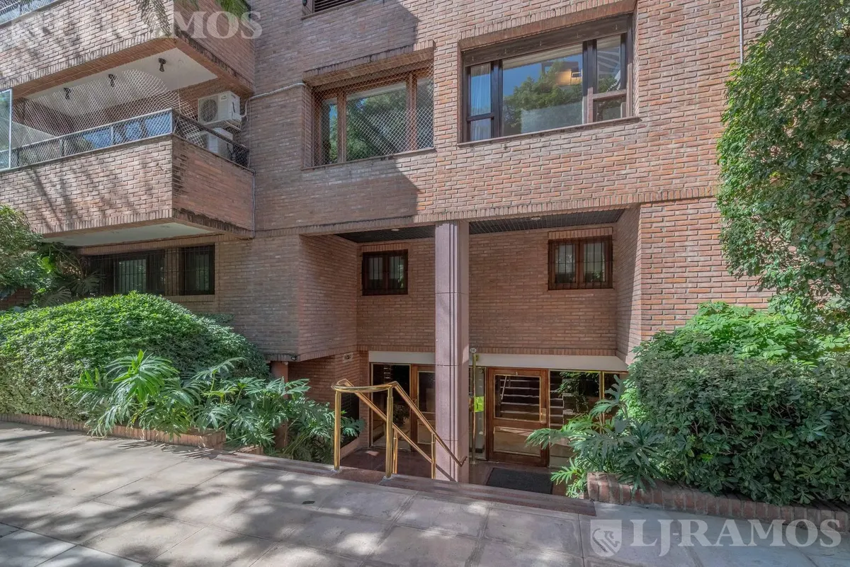 Departamento En Barrio Parque. 2 Cocheras Fijas. Seg 24 Hs.