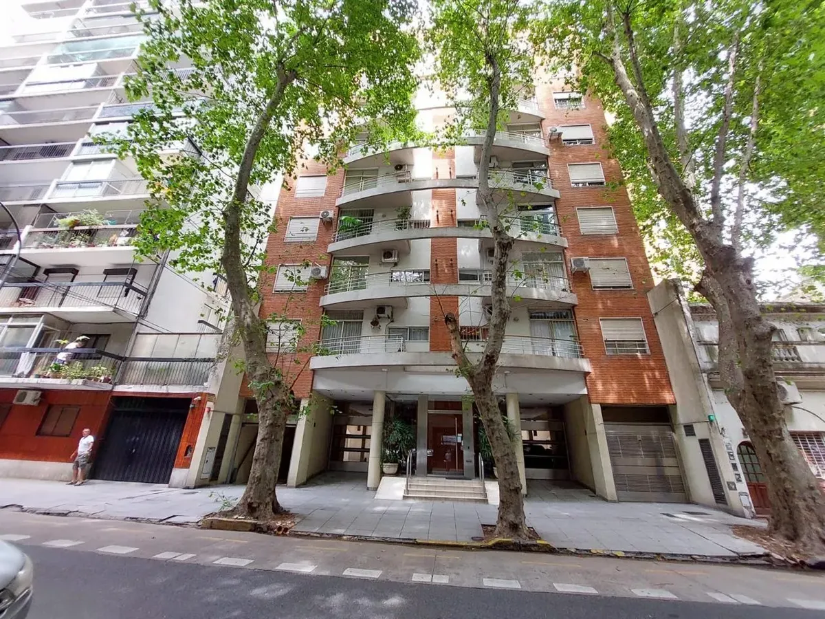 Piso 4 con balcón y cocina a gas