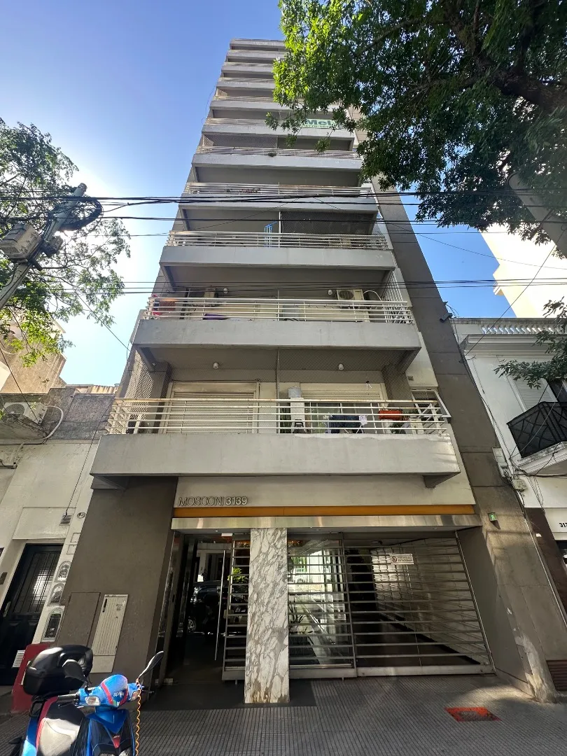 Monoambiente con balcón al frente