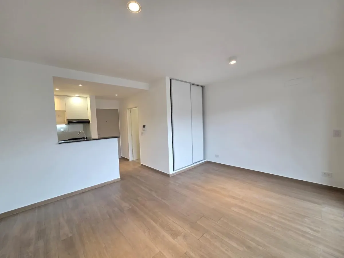 Monoambiente con balcón terraza