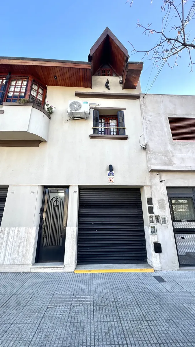 Casa 3 ambientes con patio y terraza