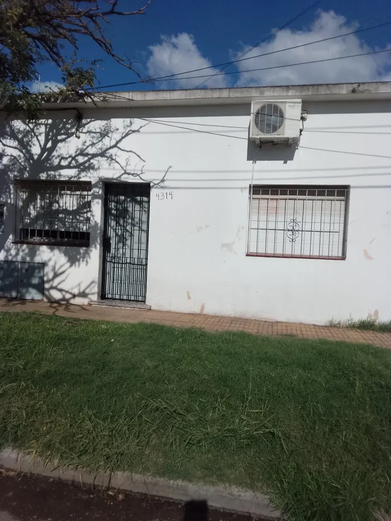 PH de dois dormitórios de frente para a rua em Lanús