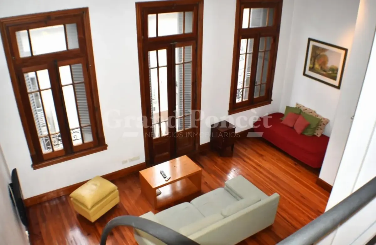 Departamento de 2 ambientes con dormitorio en entrepiso en Monserrat