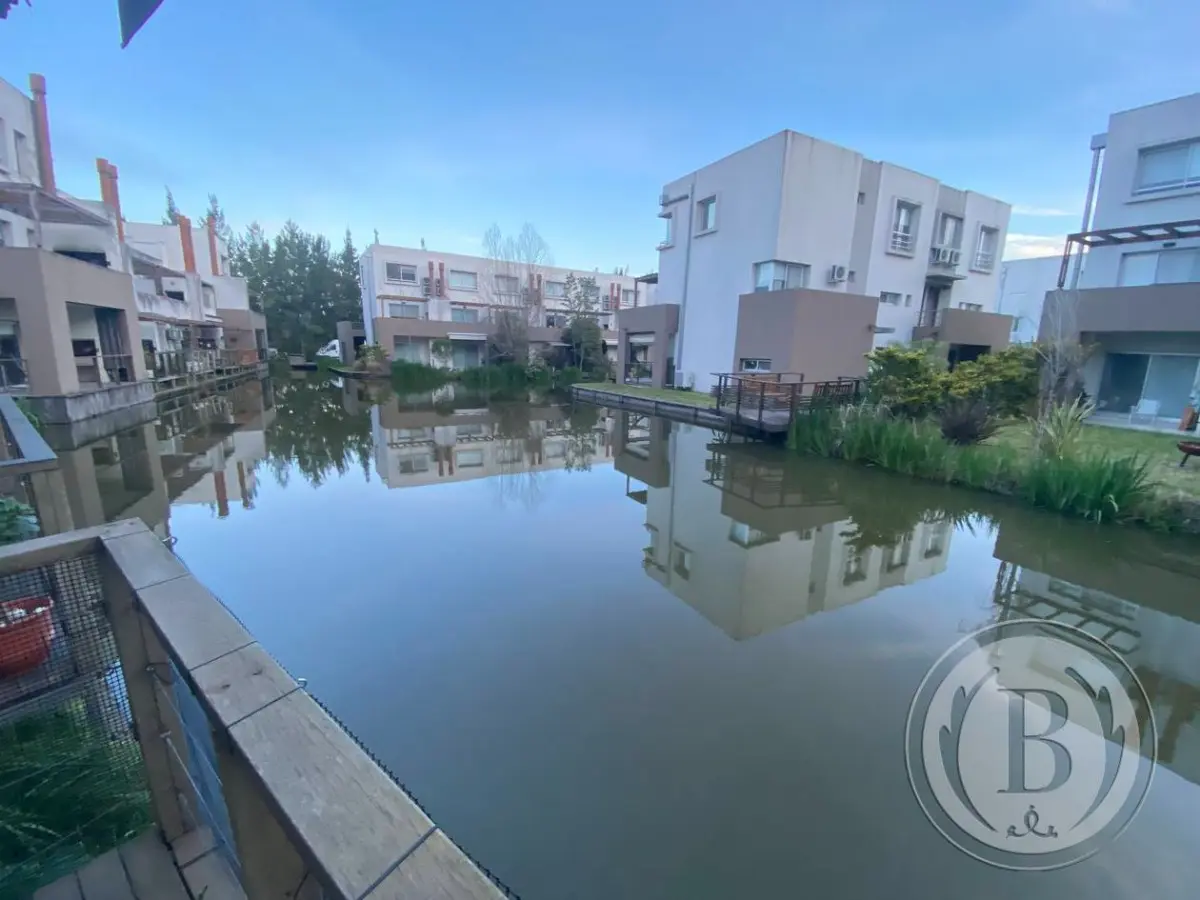 Furnished one-bedroom apartment in Tigre with lake views