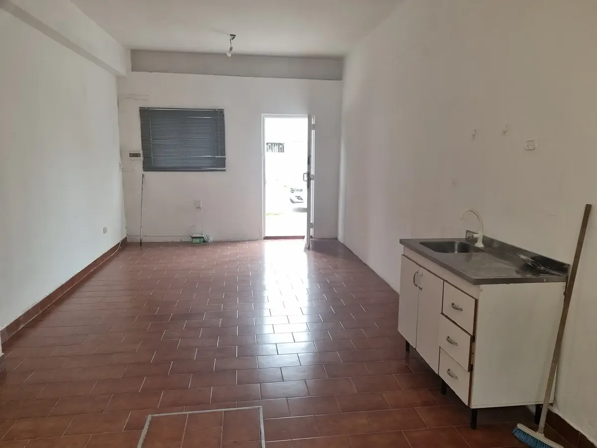 Street-facing studio apartment with independent entrance in Lanús Oeste