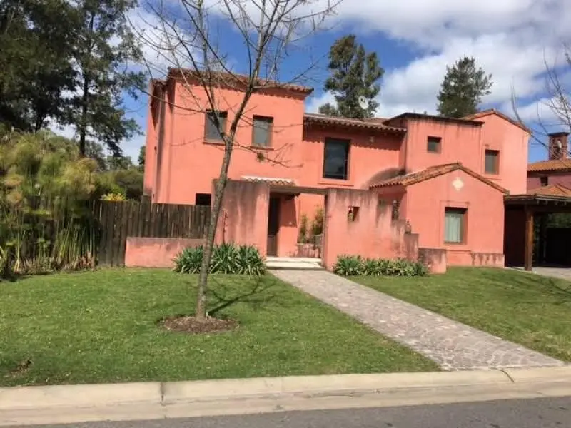 Four-bedroom house for short-term rent in Tigre