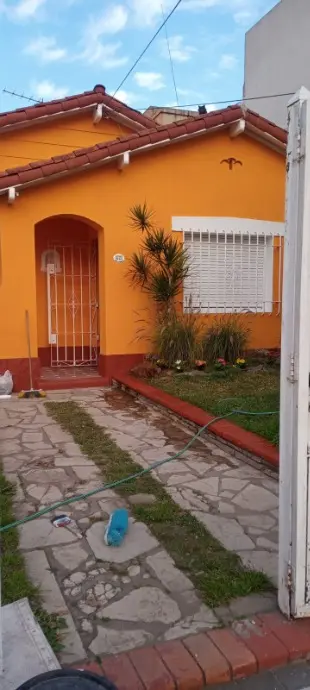 Departamento tipo casa de 2 dormitorios en planta baja en Banfield