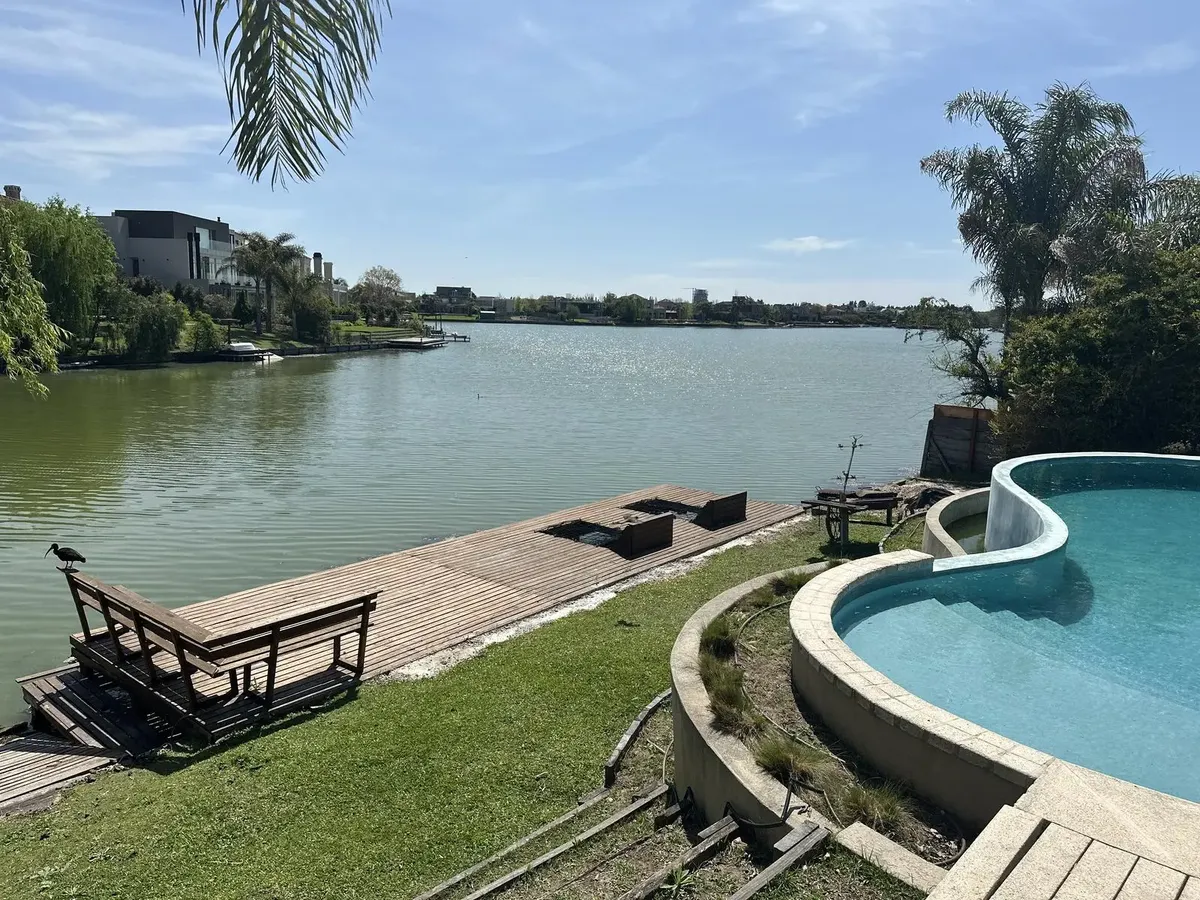 Four-suite house on the lagoon in Cabos del Lago, Tigre