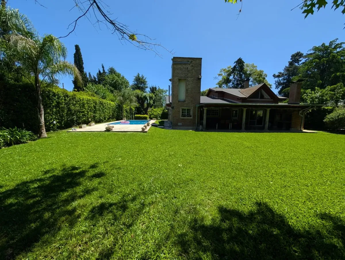 Casa térrea com 3 dormitórios para aluguel temporário em Parque Pero