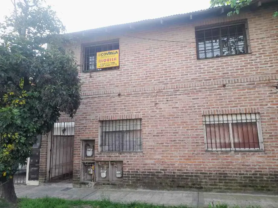 Apartamento tipo casa de 2 ambientes em Lanús