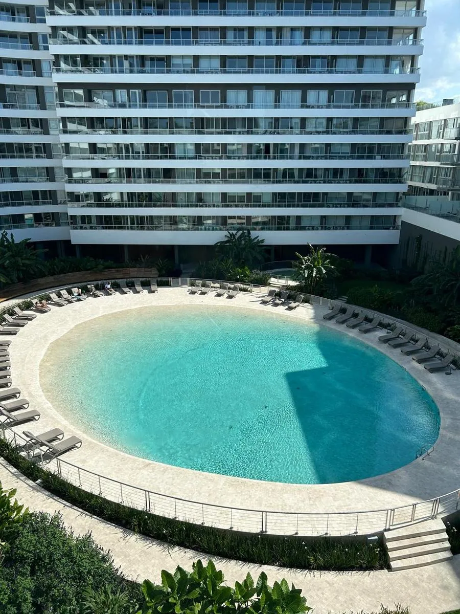 Kitnet mobiliada em Colegiales com varanda e comodidades