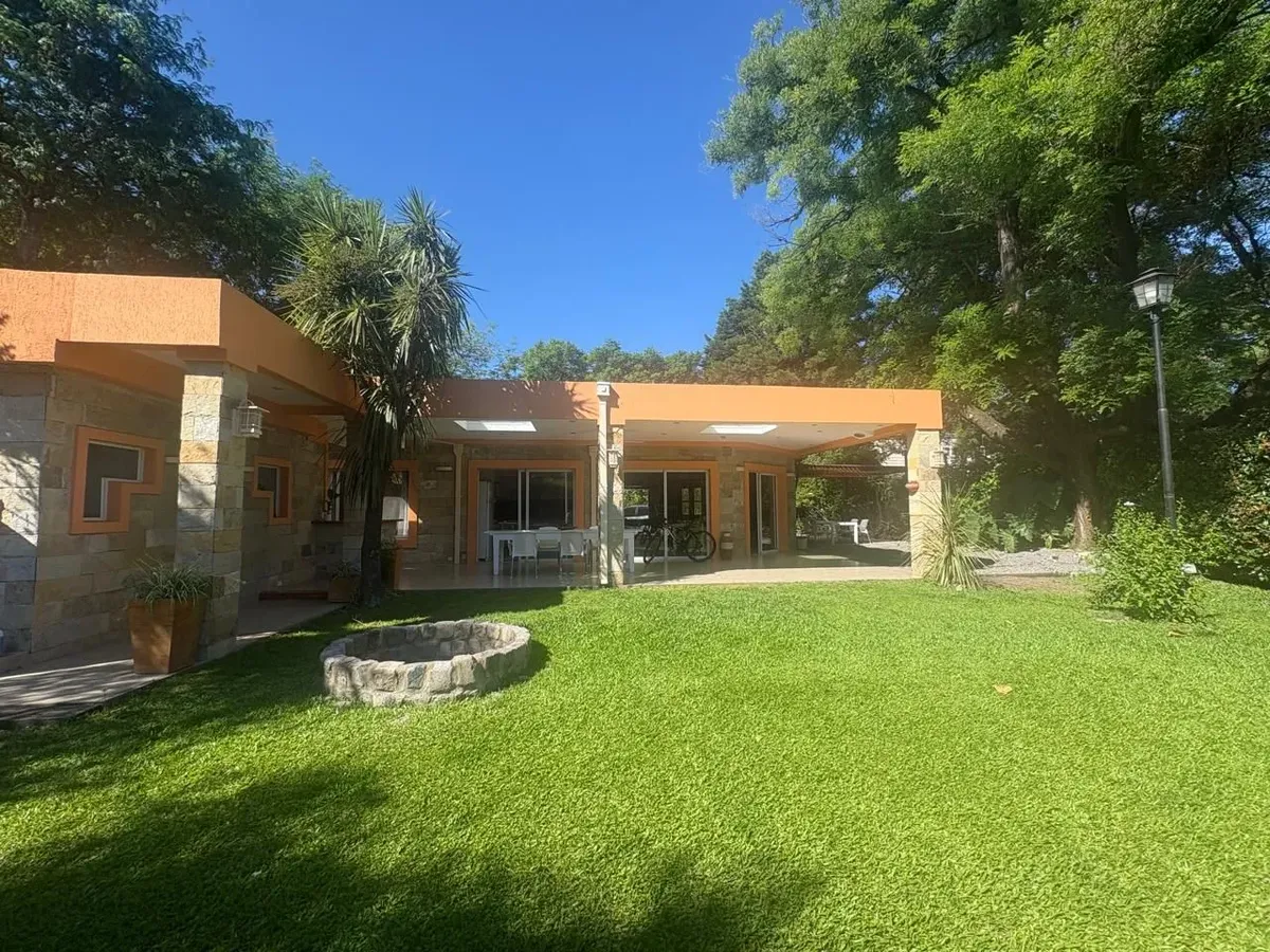 Casa-quinta de três dormitórios em Parque Leloir, Ituzaingó